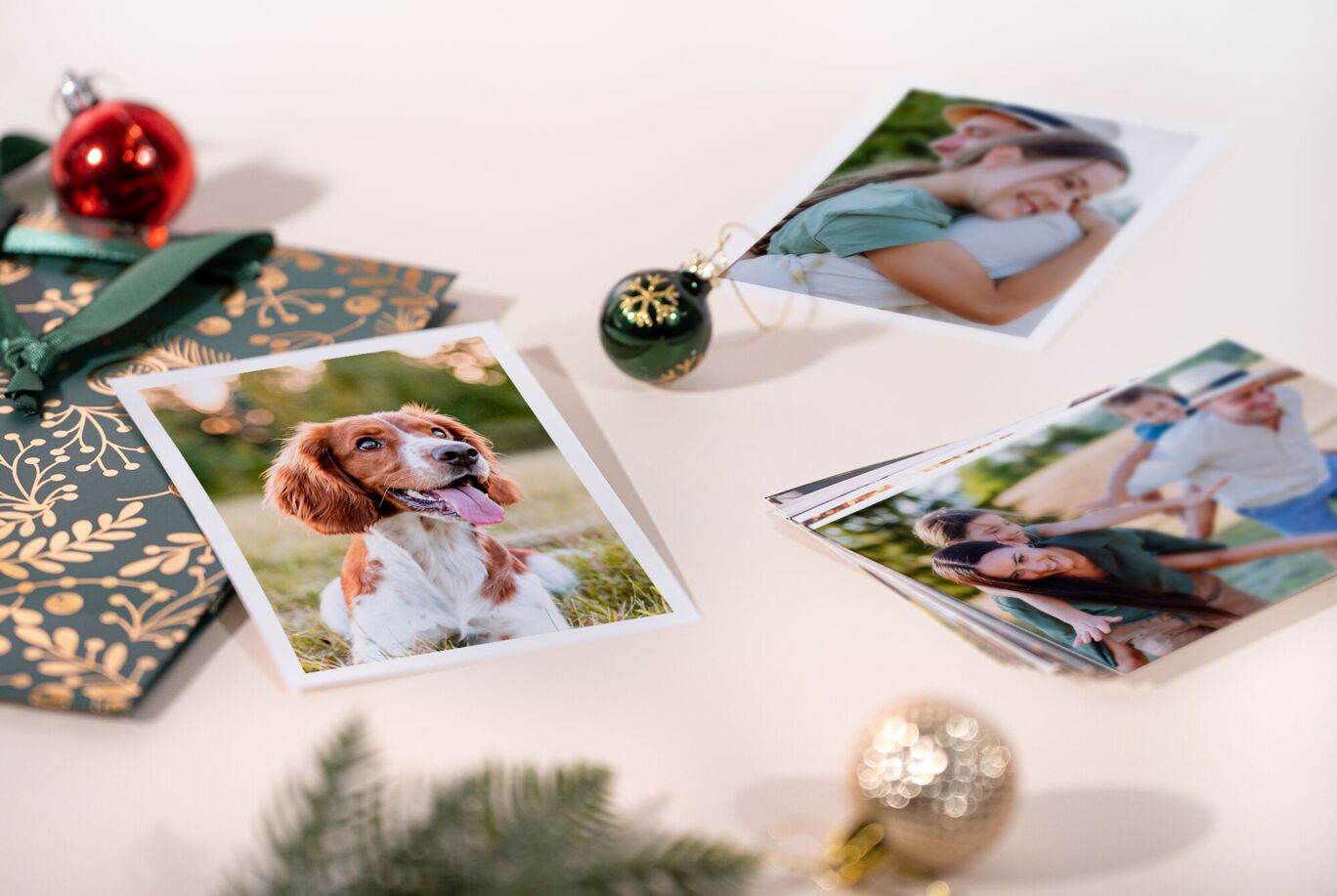 Sélection de tirages photo CEWE avec souvenirs de famille présentés sur supports en bois