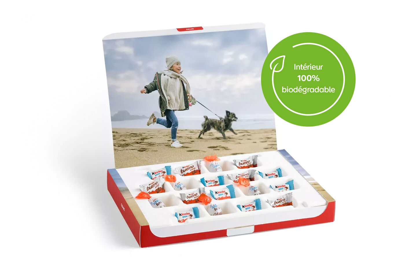 Un enfant joyeux avec un chien court sur la plage en jouant. Emballage avec un message durable.